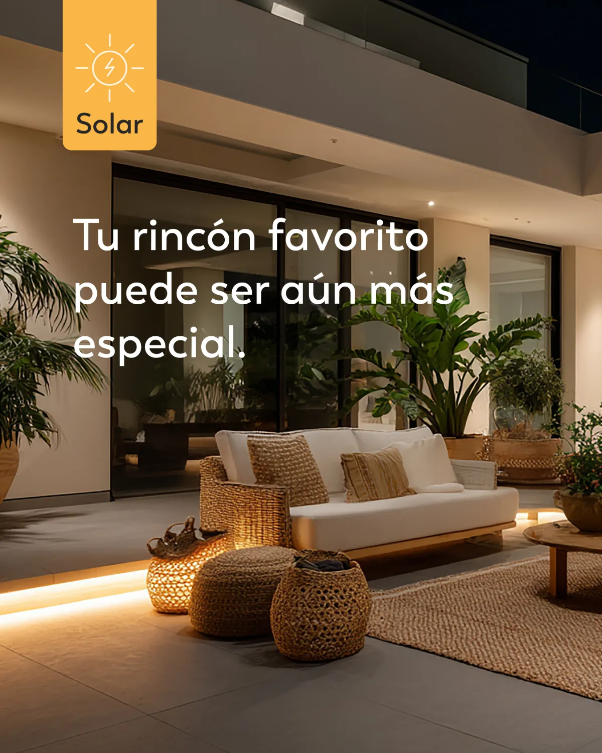 Pieza: una terraza iluminada con tira solar de noche.