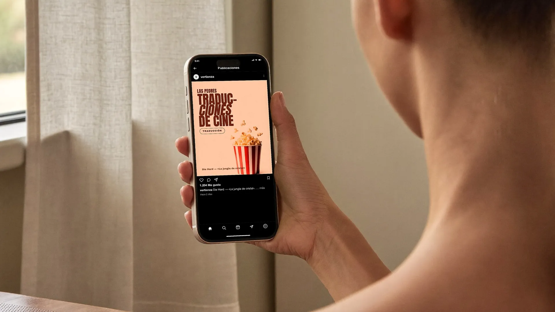 La pieza de traducciones de cine en el móvil, junto a una ventana.