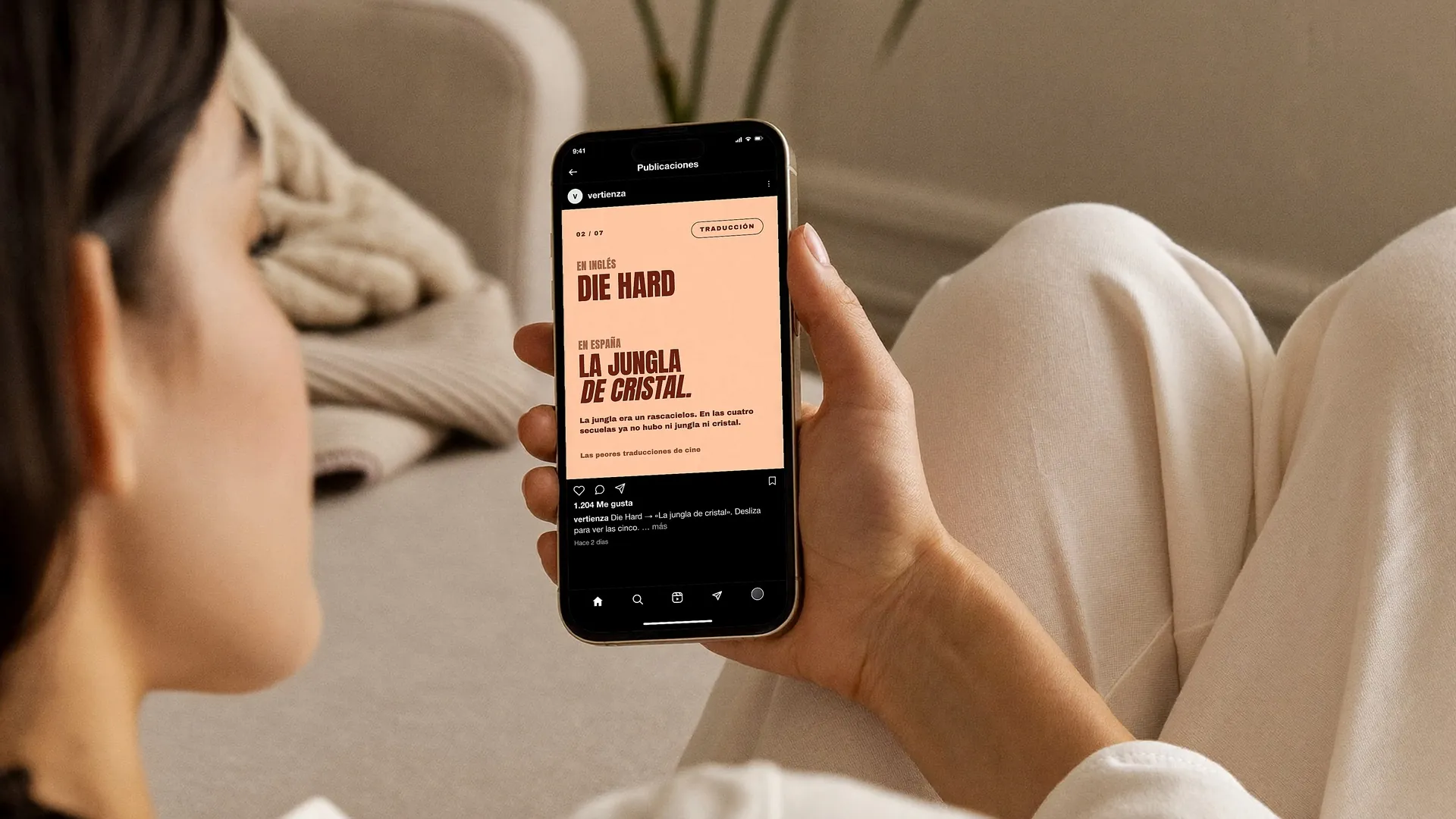 La pieza de traducciones de cine en el móvil, en un sofá.