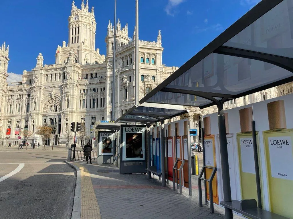 Marquesinas de la campaña en la plaza de Cibeles, Madrid.