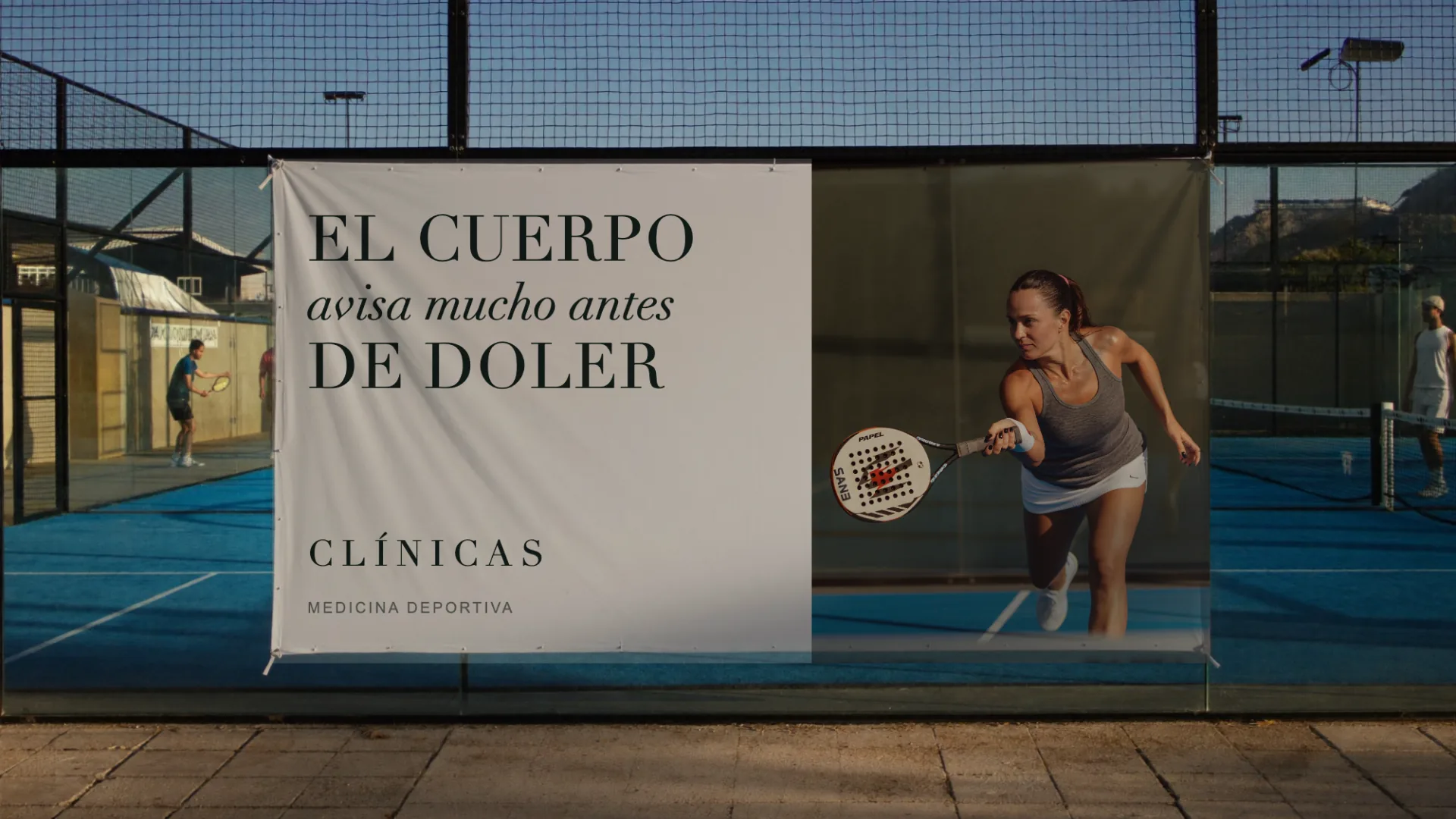 La campaña en una lona, en una pista de pádel.