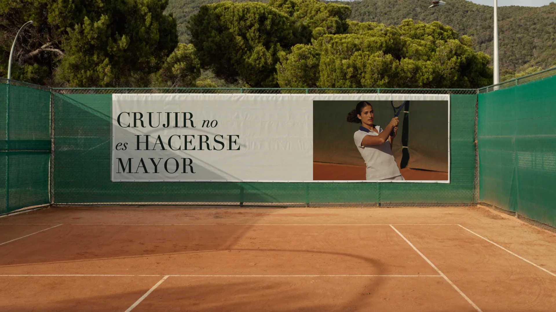 La campaña en una lona, en una pista de tenis de tierra batida.